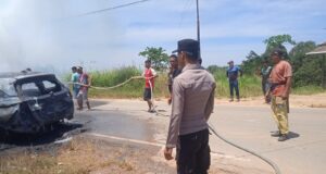 Polisi Gerak Cepat Tangani Kebakaran Mobil di Bengalon, Diduga Ledakan Akibat AC Mobil