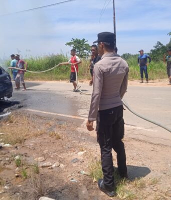 Polisi Gerak Cepat Tangani Kebakaran Mobil di Bengalon, Diduga Ledakan Akibat AC Mobil