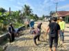 Aksi Nyata Warga RT 06 Suka Rahmat Kecamatan Teluk Pandan, Gotong Royong Lakukan Pengerasan Jalan