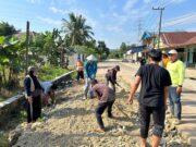 Aksi Nyata Warga RT 06 Suka Rahmat Kecamatan Teluk Pandan, Gotong Royong Lakukan Pengerasan Jalan