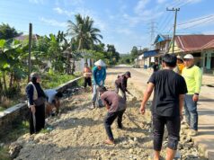 Aksi Nyata Warga RT 06 Suka Rahmat Kecamatan Teluk Pandan, Gotong Royong Lakukan Pengerasan Jalan