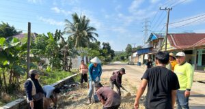 Aksi Nyata Warga RT 06 Suka Rahmat Kecamatan Teluk Pandan, Gotong Royong Lakukan Pengerasan Jalan