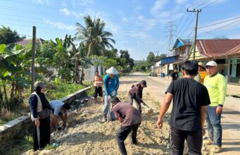 Aksi Nyata Warga RT 06 Suka Rahmat Kecamatan Teluk Pandan, Gotong Royong Lakukan Pengerasan Jalan