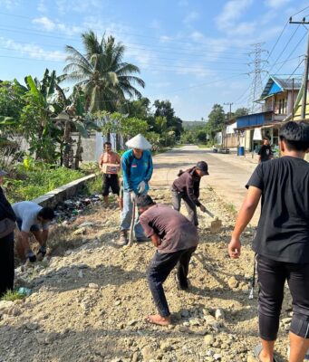 Aksi Nyata Warga RT 06 Suka Rahmat Kecamatan Teluk Pandan, Gotong Royong Lakukan Pengerasan Jalan