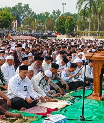 Ustadz Hamdan Asrofi Isi Khutbah Sholat Istisqa’ di Sangatta, Ajak Masyarakat Renungi Mengapa Nikmat Hujan Berubah Menjadi Bencana Kemarau Panjang