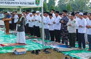 Ribuan Warga Sangatta Khusyuk Ikuti Sholat Istisqa’ dan Do’a Bersama, Memohon Ampunan dan Berharap Keberkahan Hujan